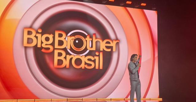Tadeu Schmidt cabeludo no Upfront da Globo sobre o BBB 27 (Foto: Bruna Oliveira/ OsPaparazzi)